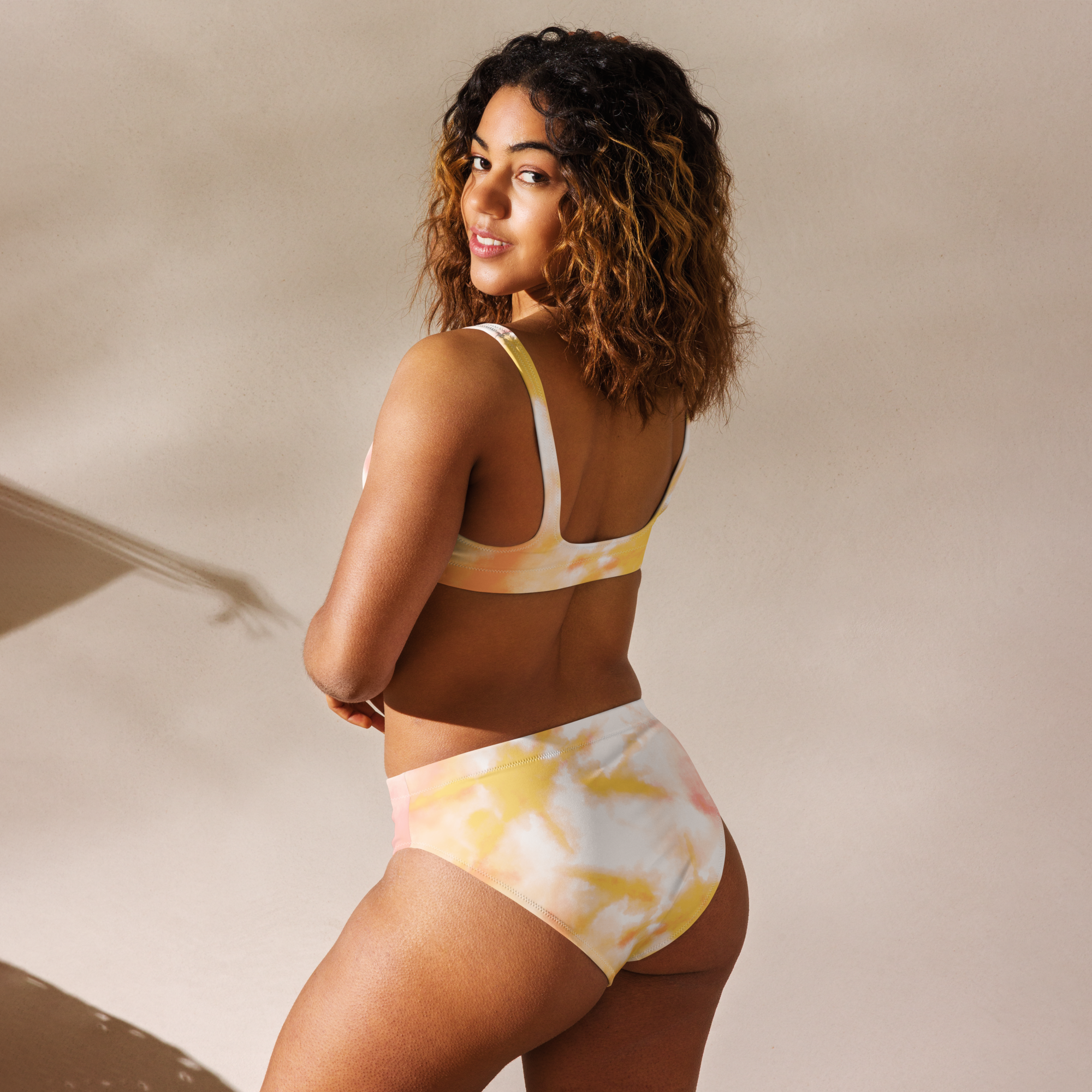 Recycelter High-Waist-Bikini in Gelb und Weiß im Batik-Design