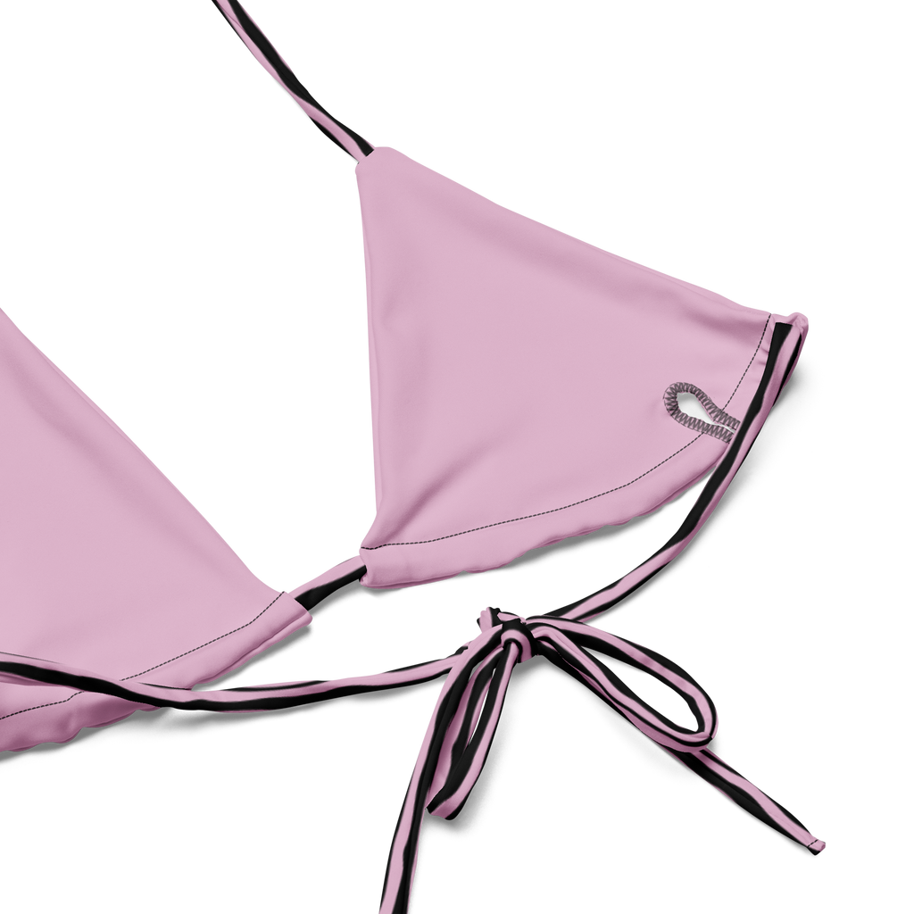 Kleiner rosafarbener String-Bikini mit schwarzen Linien